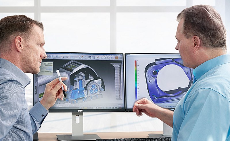 Jürgen Baßler, Geschäftsführer der FROMM System GmbH, im Gespräch mit einem Kollegen