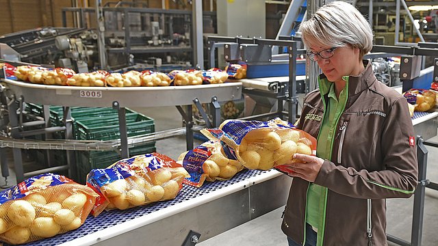 Manuela Hierl kontrolliert abgepackte Kartoffelnetze