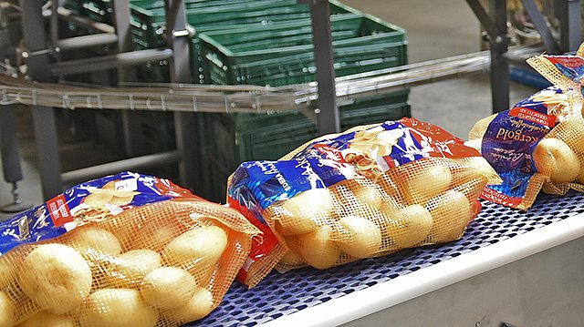 Manuela Hierl kontrolliert abgepackte Kartoffelnetze