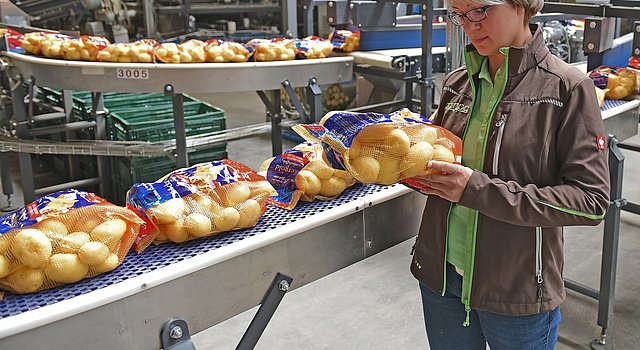 Manuela Hierl kontrolliert abgepackte Kartoffelnetze