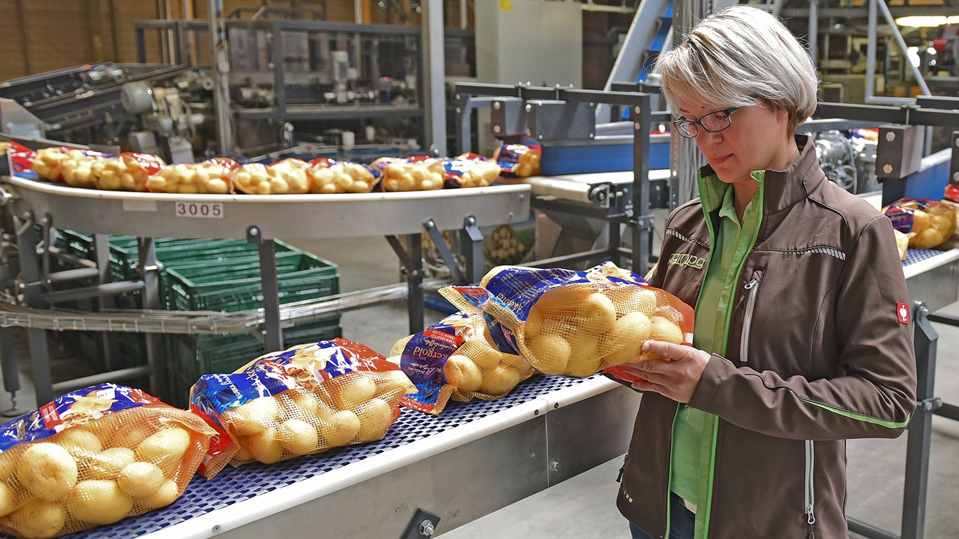 Manuela Hierl kontrolliert abgepackte Kartoffelnetze