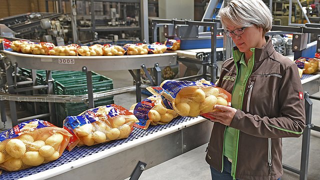 Manuela Hierl kontrolliert abgepackte Kartoffelnetze