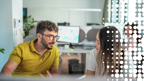Mitarbeitende sitzen im Büro und beratschlagen sich zum Thema E-Rechnung