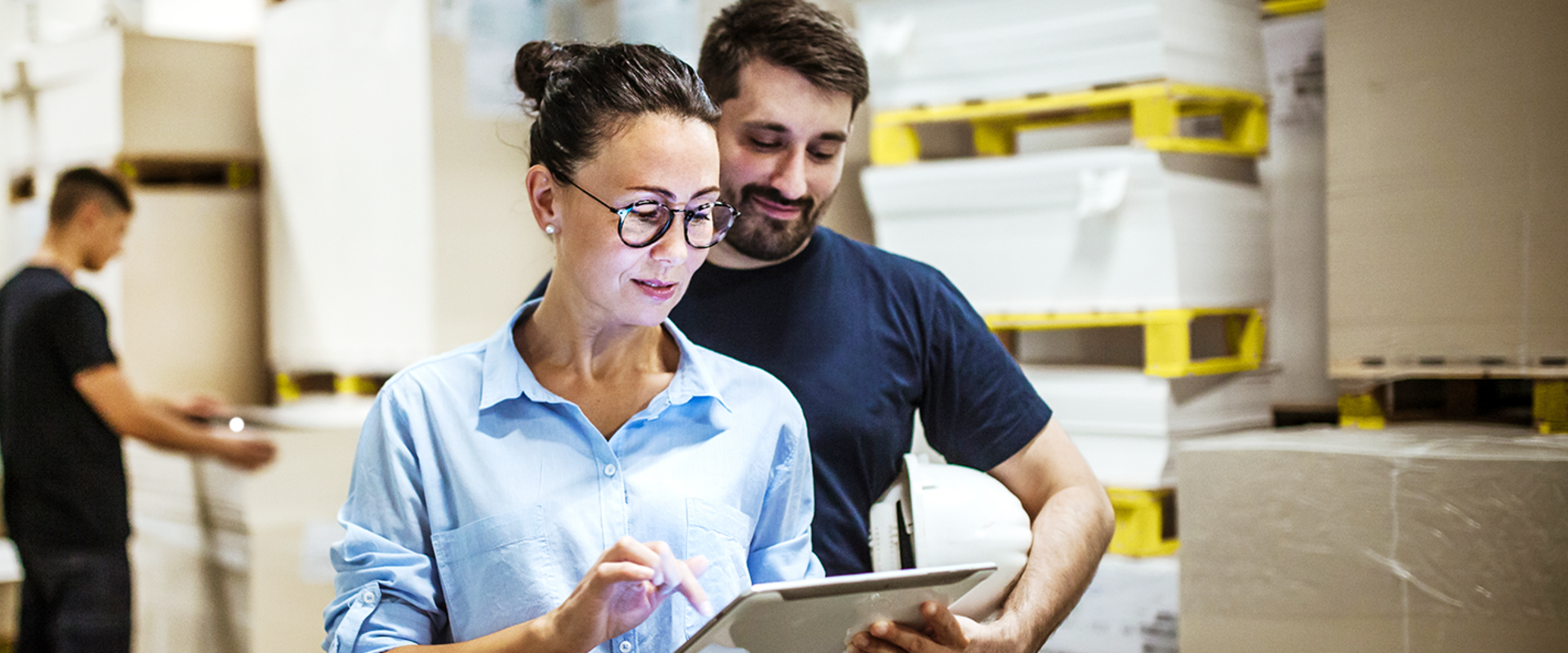 Mitarbeitende im Lager ihres Unternehmens. Sie profitieren von der KatarGo-Implementierung durch B.i.Team.