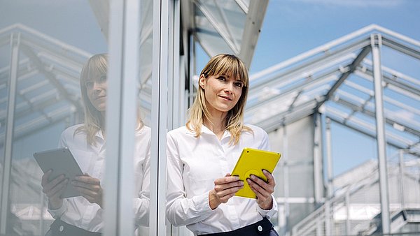 Mitarbeitende nutzt ein Tablet
