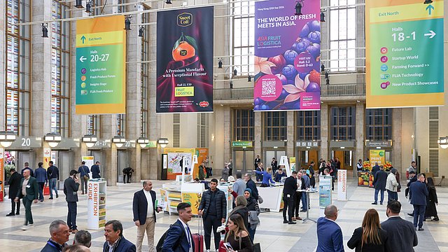 Fruit Logistica Eingang mit Besucher