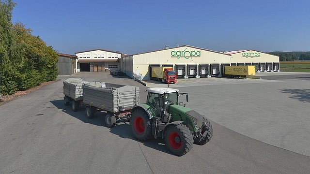 Traktor fährt von der Agropa-Ladehalle ab 