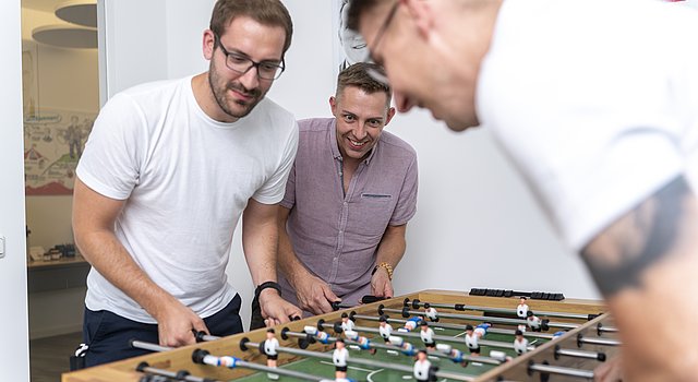 Kickern in der Pause; ein Benefit bei B.i.Team