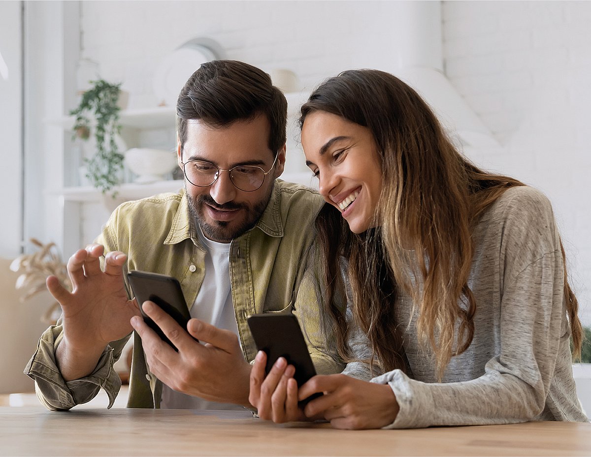 Pärchen freut sich über eine personalisierte Gutscheinaktion