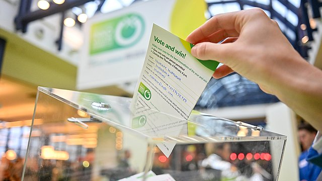 Stimmabgabe für den Fruit Logistica Innovation Award (FLIA) © Messe Berlin GmbH
