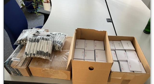 Aussortierte Kugelschreiber und Blöcke als Spende zusammengepackt