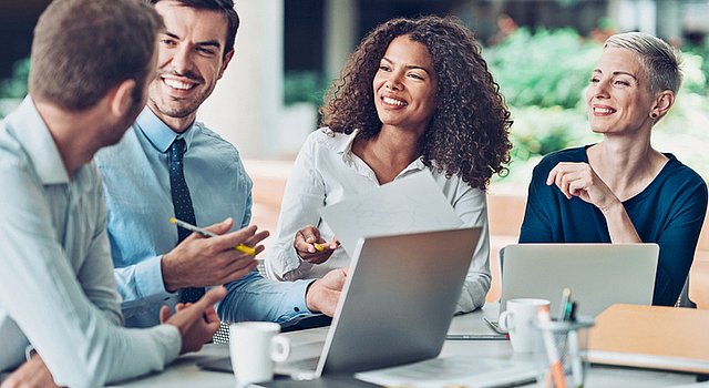 Mitarbeitende der Finanzbuchhaltung im Meeting