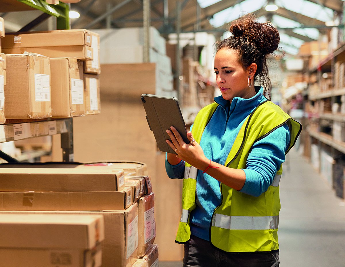 Mitarbeiterin im Lager nutzt ERP-Software über das Tablet