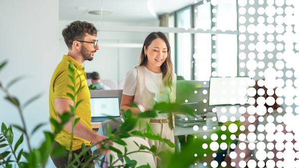 Mitarbeitende im Büro informieren sich zum Thema E-Rechnung
