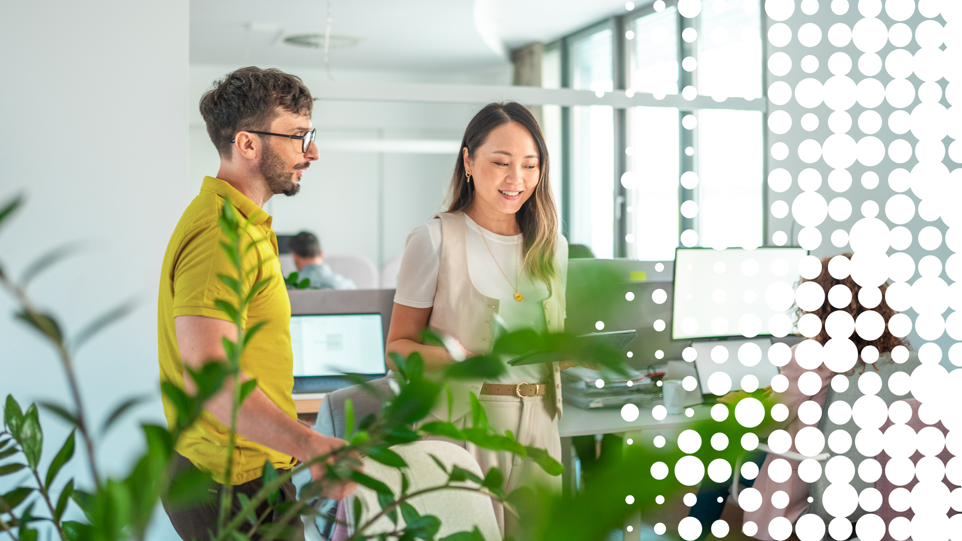 Mitarbeitende im Büro informieren sich zum Thema E-Rechnung