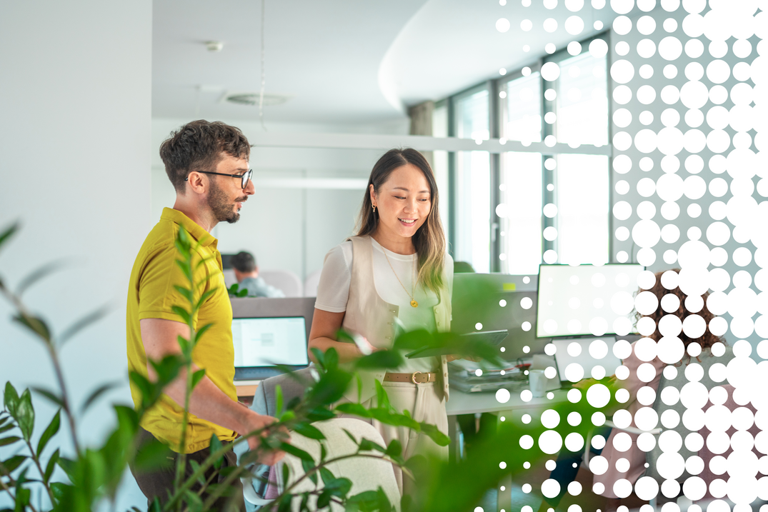 Mitarbeitende im Büro informieren sich zum Thema E-Rechnung
