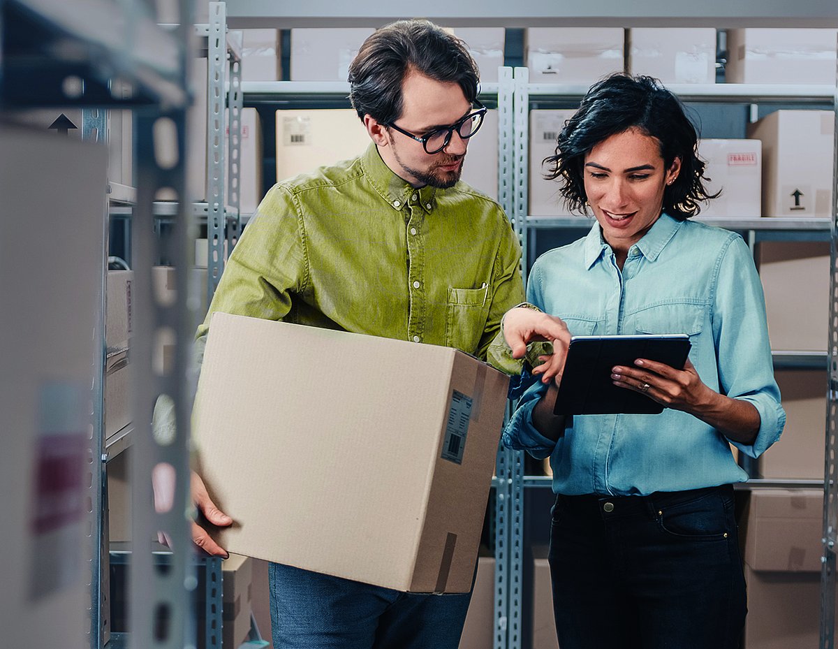 Mitarbeitende eines Großhändlers managen Produkt- und Rückstellmuster mit Software