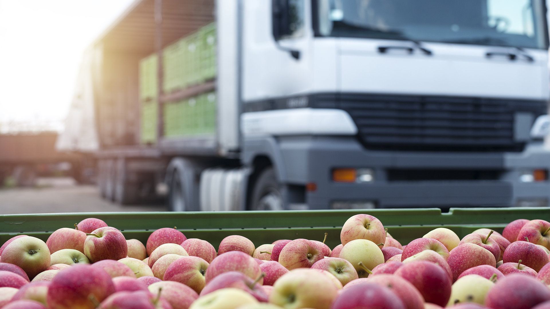 Lkw liefert Äpfel an