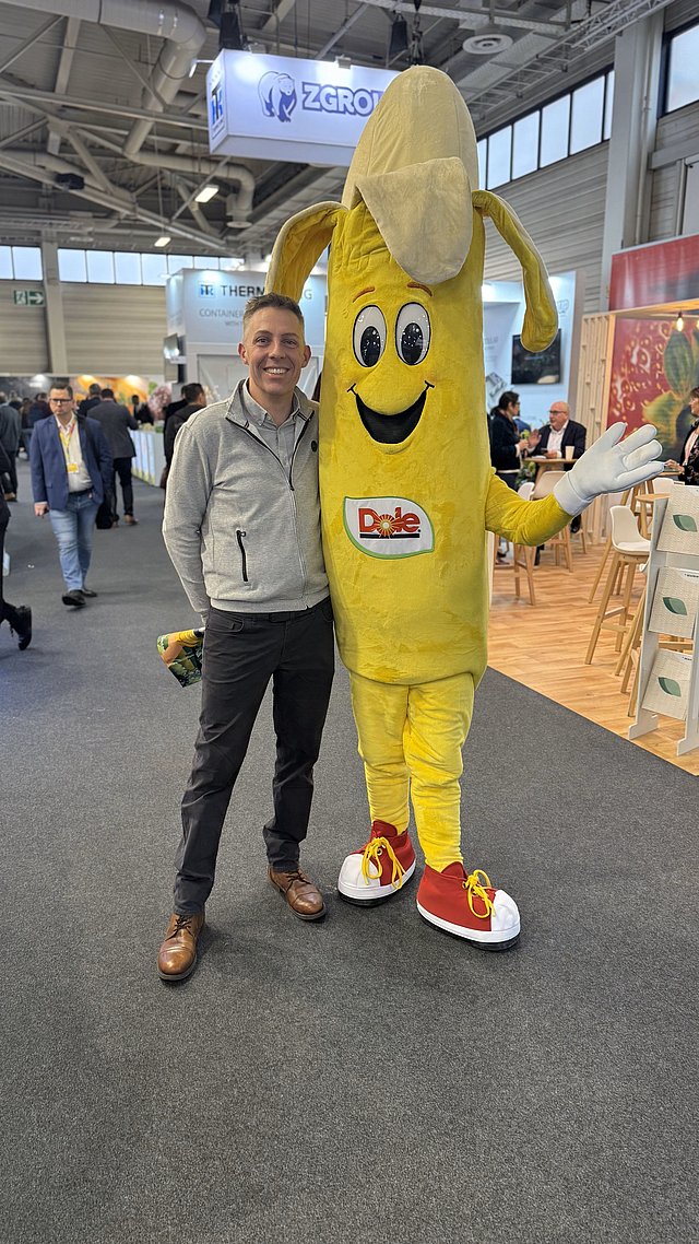 Stefan Löke zusammen mit dem Bananen-Maskottchen von Dole
