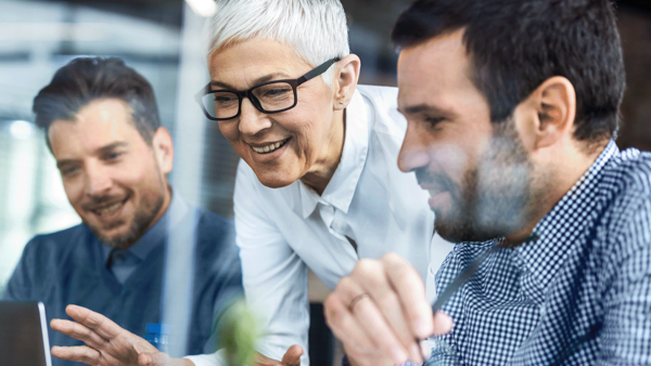 Unternehmen setzen sich mit dem neuen Lizenzmodell für Business Central auseinander in ihrer Teambesprechung