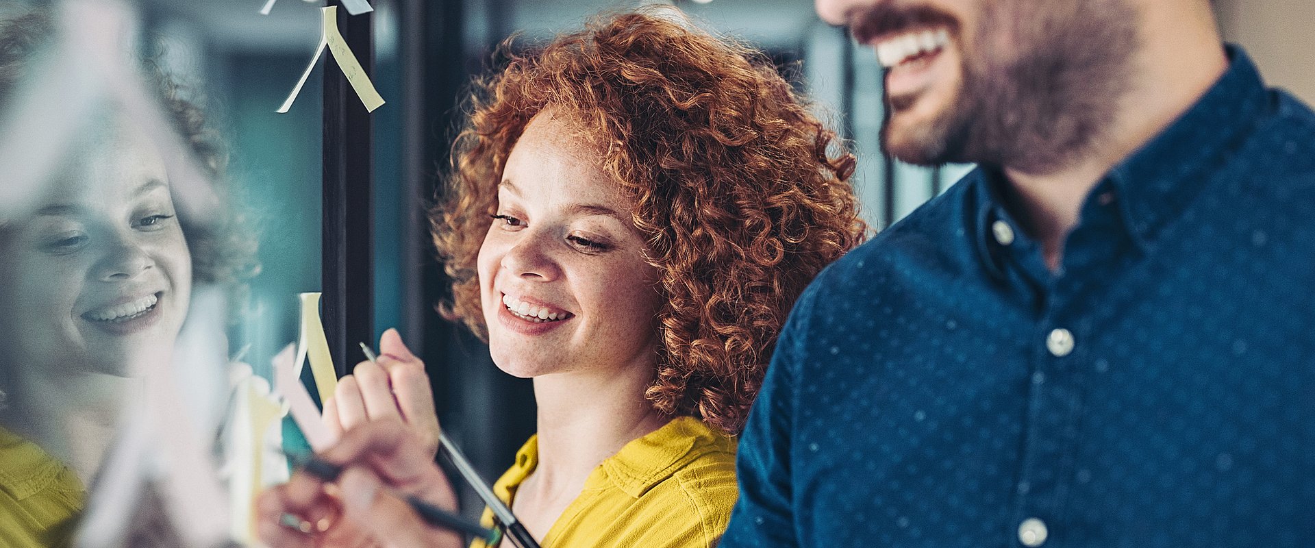 Ein Marketingteam plant seine Aktivitäten und nutzt Versandhandelssoftware zur Verkaufsförderung