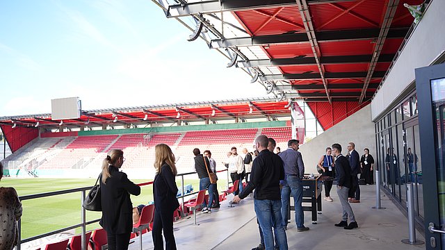 Teilnehmende des E-Commerce-Tags 2024 im Jahn-Stadion Regensburg