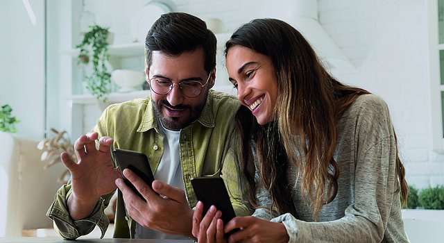 Ein Paar freut sich über eine gute Einkaufserfahrung im Versandhandel. ERP-Software unterstützt positive Customer Experience.