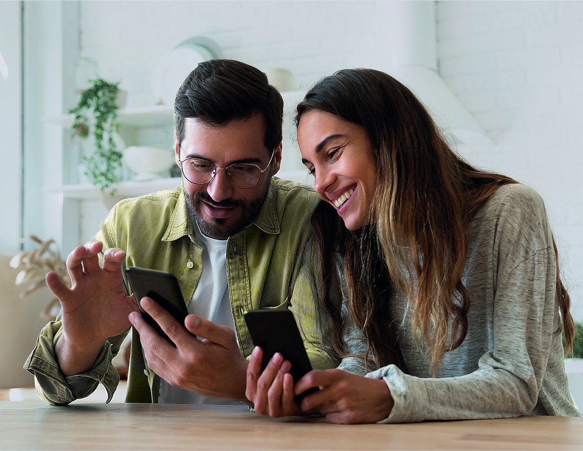 Online-Shopper schauen online nach einem Retourenportal