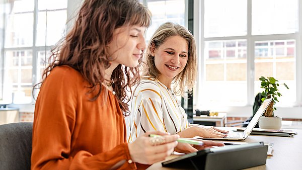 Zwei Mitarbeiterinnen der Finanzbuchhaltung bereiten den Jahresabschluss mit Business Central vor