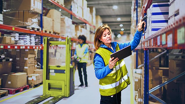 Mitarbeiterin nutzt MDE beim Kommissionieren
