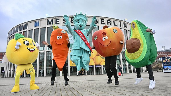 Obst- und Gemüsemaskottchen vor der Messe Berlin © Messe Berlin GmbH