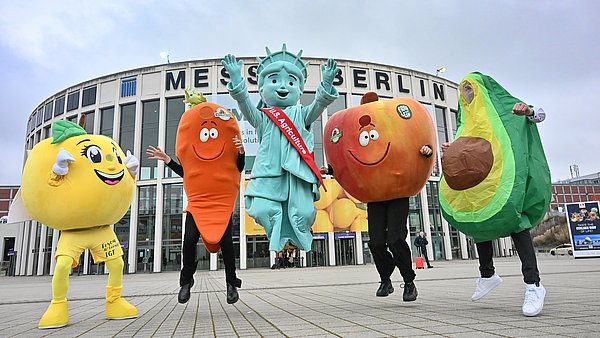 Obst- und Gemüsemaskottchen vor der Messe Berlin © Messe Berlin GmbH