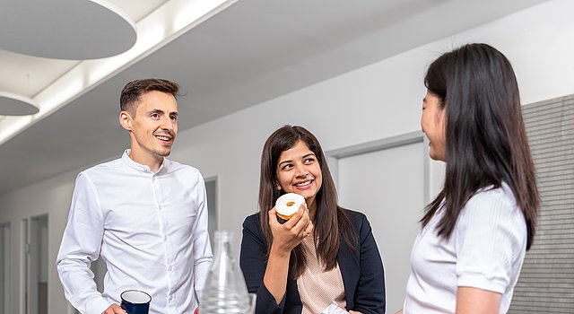 Mitarbeitende im Gespräch: Bei B.i.Team gibt es viel Eigeninitiative bei sozialem Engagement