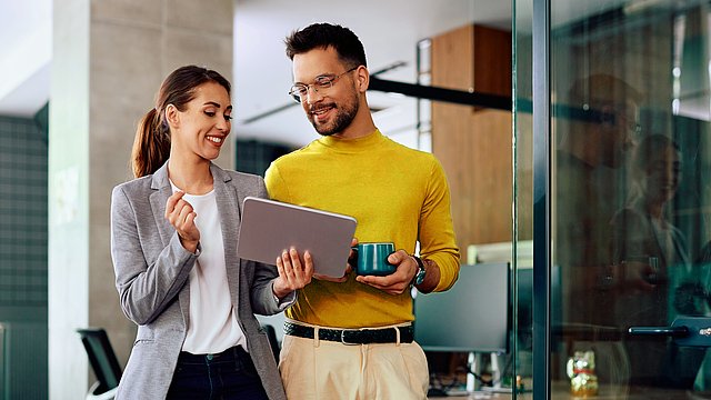 Mitarbeitende im Gespräch mit Tablet