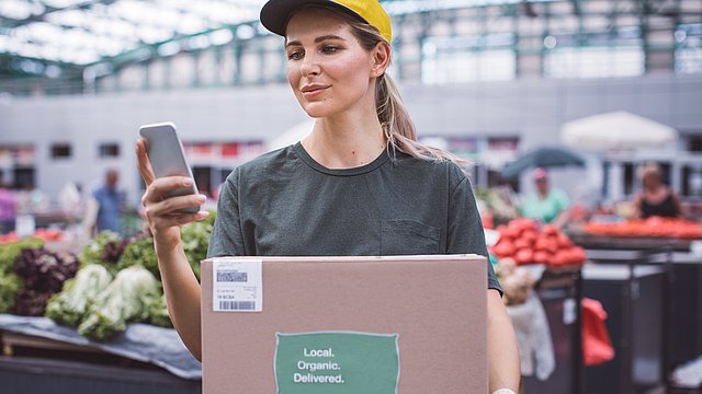Mitarbeiterin erfasst mit einem MDE Frischware