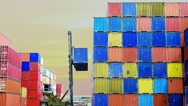 Containerlieferungen im Containerhafen
