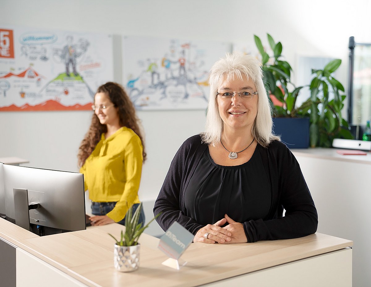 Finanzbuchhalterinnen im Groß- und Versandhandel im Büro