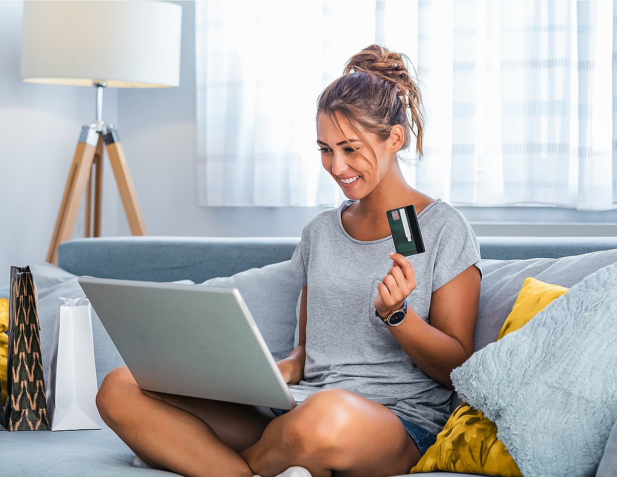 Kundin beim Online-Shopping