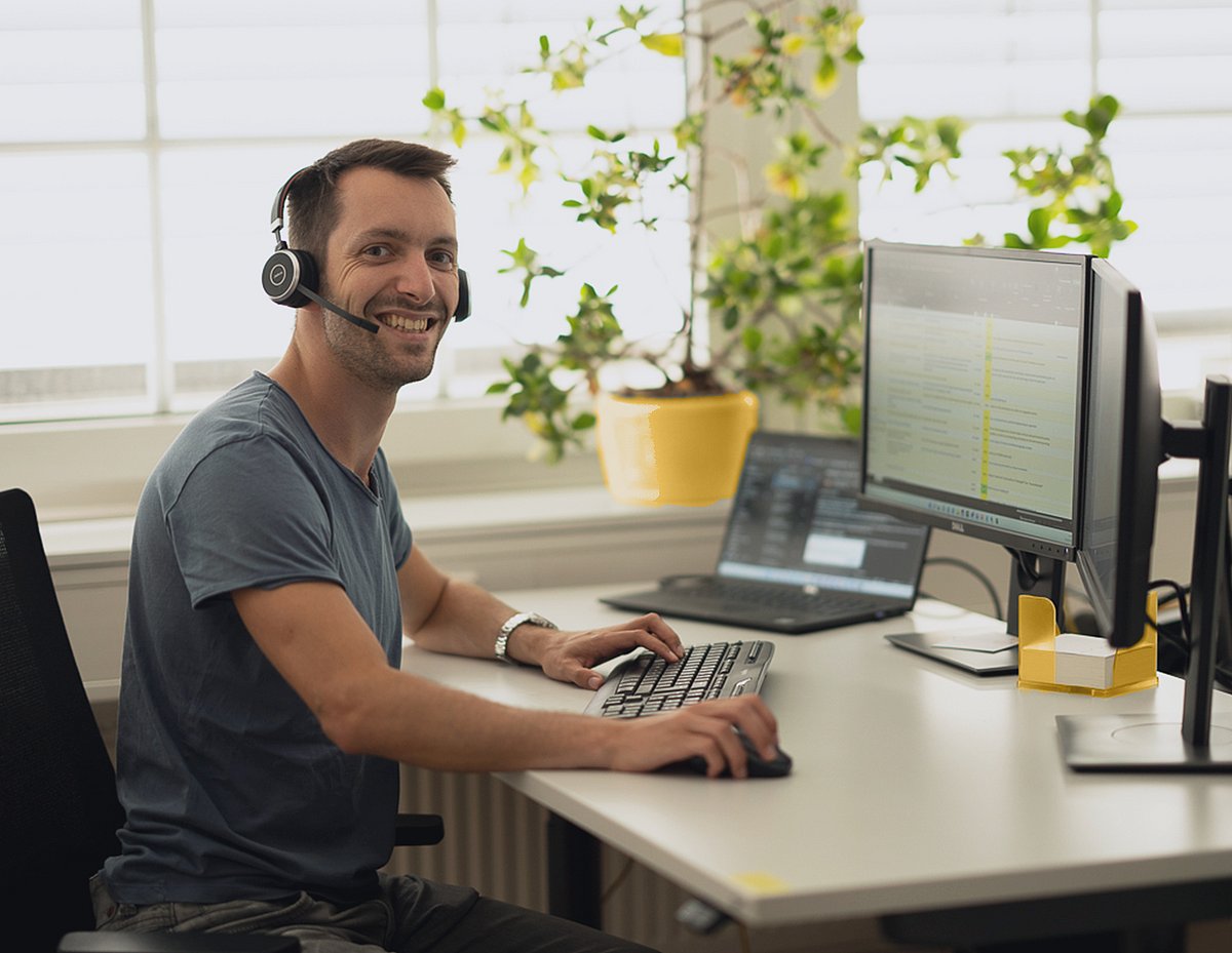 Mitarbeitender am Rechner ermittelt die Frachtkosten automatisiert mit Software