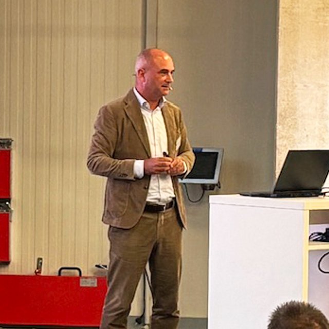 Alexander Uhl, Geschäftsführer von tewipack, bei einer Präsentation