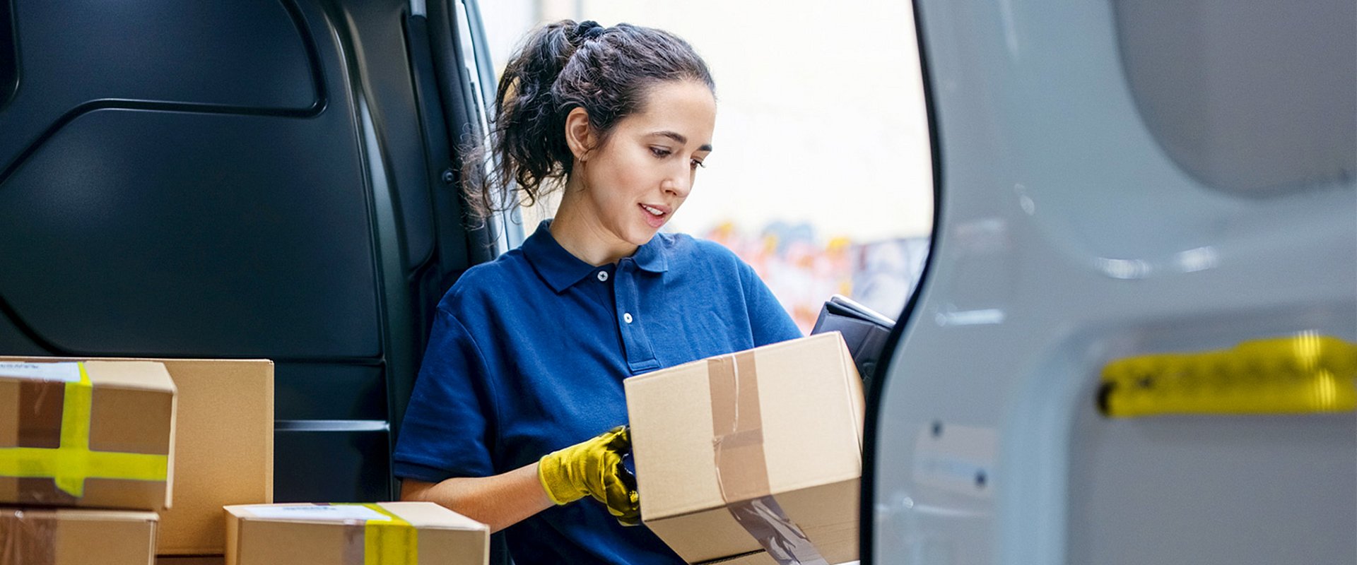 Im Versandhandel erleichtert ERP-Software die Logistik und hilft per Tracking, Sendungen im Blick zu behalten